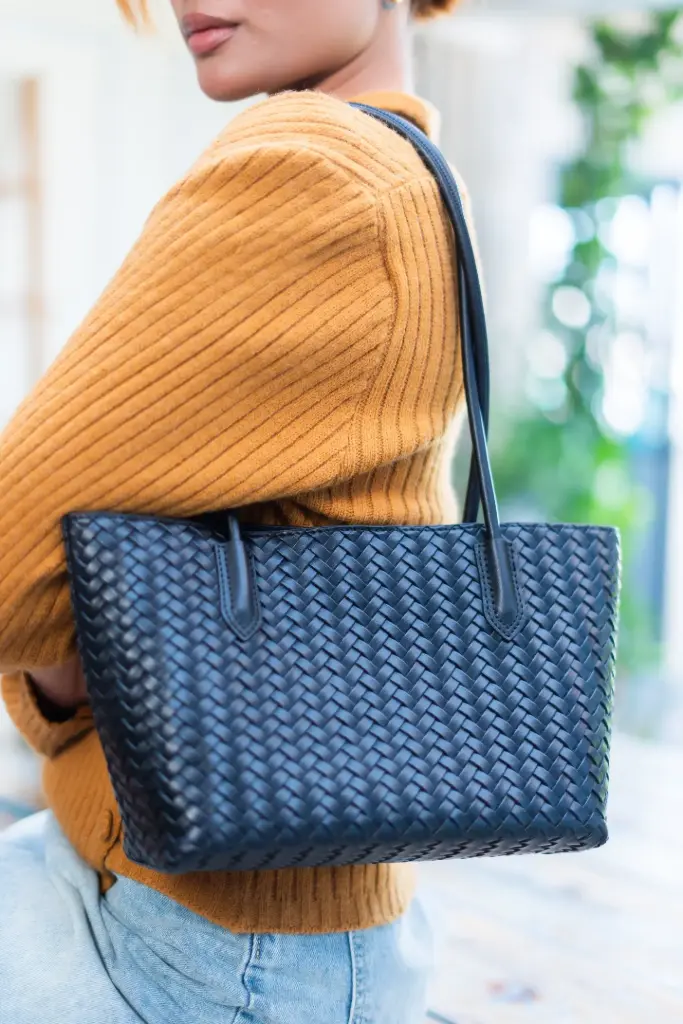 TF70232 HAND BAG