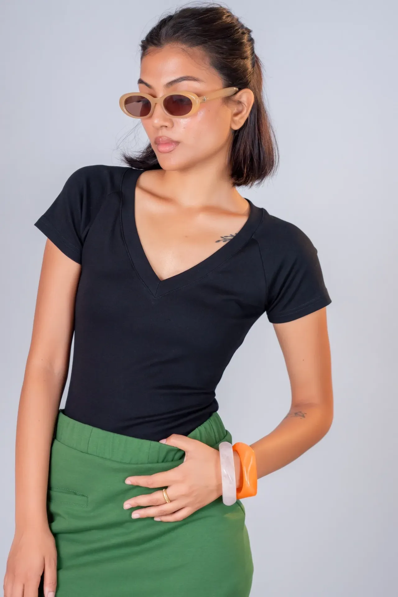 HB SS26-124 SOLID V NECK TEE